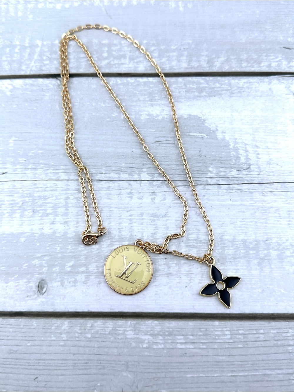 NEW unbranded necklace. Black and cream.